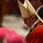 El papa Francisco, durante la celebración del Viernes Santo en la Basílica de San Pedro en el Vaticano.