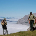 Unos Agentes Medioambientales realizan su trabajo en los Picos de Europa.