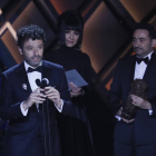 Rodrigo Sorogoyen tras recibir el premio a la mejor dirección por su película 'As Bestas'. EFE / Jose Manuel Vidal