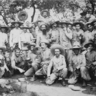 A la izquierda, imagen de prisioneros  de guerra españoles a punto de ser repatriados. Abajo a la izquierda, Carlos Fernández,  con una copia del carné de veterano de  su abuelo.  A la derecha, fotografía de juventud de Juan Antonio Fernández. US NATIONAL