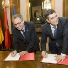 Sanz y López firman el convenio de colaboración.
