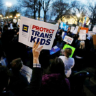 Un grupo de manifestantes expresan su apoyo ante la Casa Blanca a los niños transgénero.