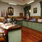 Tres concejales han dejado la corporación bañezana, en la foto, en su último Pleno.