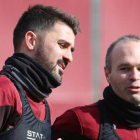 David Villa en su primer entrenamiento en Japón, junto a Andrés Iniesta.