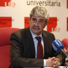 Francisco García Marín, catedrático de la Facultad de Veterinaria, durante su comparecencia ayer por la mañana ante los medios de comunicación.