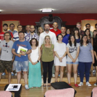 Alumnos, profesores y el alcalde de Cistierna, Nicanor Sen, en la clausura del curso. CAMPOS