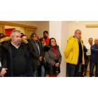 Cendón, a la izquierda, y Diez, a la derecha, ayer al comenzar las primarias en León capital. RAMIRO