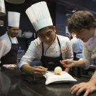 Jordi Cruz alecciona al peruano Elías, 'stagier' del restaurante Àbac, el martes.