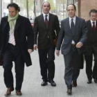 El juez decano de Barcelona, José Manuel Regadera, en el centro de la imagen, acompañado por familia
