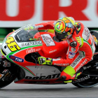 Valentino Rossi, del equipo Ducati, fue uno de los trece pilotos que salió a pista.