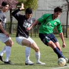 Puente, a la derecha, se lleva el balón a pesar de la oposición de dos jugadores contrarios.