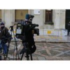 Las cámaras de los fotógrafos enfocan a la puerta principal de la Audiencia Provincial de León