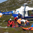 Rescatadores y personal sanitario trasladan al herido al helicóptero medicalizado.