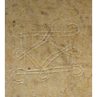 A la izquierda, puede verse una estrella de ocho puntas con extremos achaflanados. A la derecha, una de las inscripciones de los monjes y en la imagen inferior, detalles de una cruz. La última (abajo, a la izquierda) es un grafiti que representa un caball
