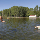 Un bañista se lanza al agua, en una fotografía tomada en agosto de 2011