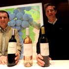 Héctor Gayo, bodeguero, y Fermín Rodríguez-Uría, enólogo, con los vinos de la nueva añada. ANA. F. BARREDO