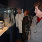 Olga Cavero, patrona de la fundación, observa las piezas de la exposición temporal.