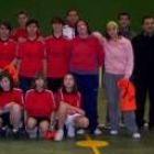 Las niñas del balonmano de Santa María posan junto a las jugadoras del Molly Cleba