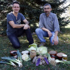 Andrés Juan Valdés y Gabriel Alegre, en el campus universitario con algunos de los productos que entran en las cestas.