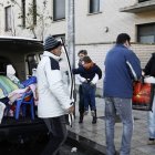 Una mujer y su hijo discapacitado salen de su vivienda de alquiler social tras ser desahuciados, en foto de archivo.