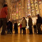 Uno de los guías del proyecto cultural de la Catedral de León explica algunos detalles sobre el templo a un grupo de visitantes.