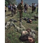 Un oficial ruso observa los cuerpos de los chechenos muertos