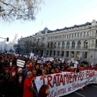 La cabecera de la manifestación de los afectados por la hepatitis C en Madrid, a su paso por la calle de Alcalá.