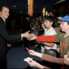 El presentador Ramón García estuvo muy solicitado a su llegada