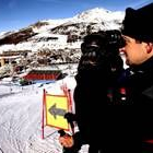 Un carabinieri inspecciona a través de sus prismáticos el estado de la pista de Sestriere