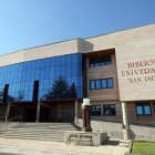 Exterior de la Biblioteca Universitaria ‘San Isidoro’, ubicada en el campus de Vegazana de la capital leonesa.