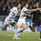 El neozelandés Isaia Toeava es tacleado por el argentino Gonzalo Camacho en el partido.