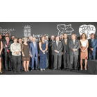 Foto de familia de los galardonados con los Premios Zarcillo con el presidente de la Junta, Juan Vicente Herrera, y la consejera Silvia Clemente.