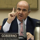 El ministro Luis de Guindos durante su comparecencia en la Comisión de Economía. F. ALVARADO