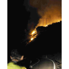 Las llamas permanecieron activas buena parte de la madrugada del sábado.