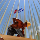 Trabajadores cubanos preparan el recinto donde se celebrará la ceremonia de izada de bandera en la embajada de Estados Unidos de La Habana.