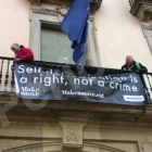 Los manifestantes de la ANC han subido mediante una escalera al balcón de la sede de la Comisión Europea, en Barcelona.