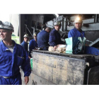 Mineros del pozo Santa Cruz, llevando la comida a sus compañeros encerrados, en una imagen del pasado mes de julio.