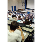 Un grupo de estudiantes universitarios en clase.