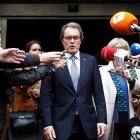 El expresidente de la Generalitat, Artur Mas, atiende a los periodistas. MARISCAL