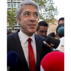 Sócrates atiende a los medios a la espera de los resultados.
