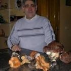 Fernando Cabezudo propietario de Casa Whilly's  con varios ejemplares de Boletus y Níscalos