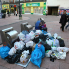 Basura acumulada por la huelga junto a los contenedores en la calle Doctor Fleming de Ponferrada, el día de Reyes del 2010.