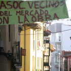 Pancartas en los alrededores de la Plaza del Grano de León a favor de las obras de reforma