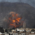 Bombardeo saudí sobre el depósito de munición de una base militar en la capital de Yemen, Saná, en el 2015.