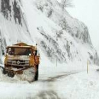 Las quitanieves tuvieron que despejar ayer el acceso a la estación invernal de San Isidro