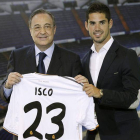 Florentino, junto a Isco, en la presentación del jugador malagueño en el Bernabéu.