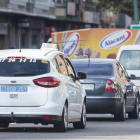 Un taxi circula ayer en León con la matrícula azul.