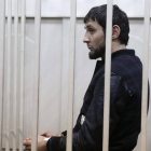 Zaur Dadayev dentro una celda de acusados en un juzgado de Moscú.