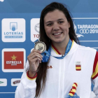 Catalina Corró muestra la medalla de 400 estilos lograda en Tarragona