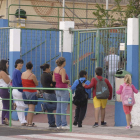 Varios niños a la entrada del colegio en La Frontera (El Hierro).